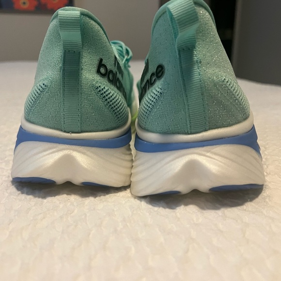 New Balance FuelCell SuperComp Elite v3
size 12 - Picture 3 of 5